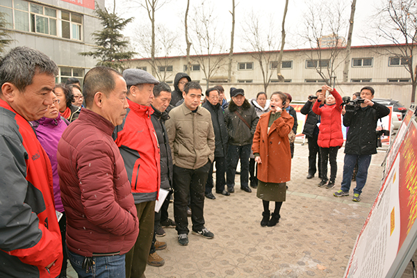 與會(huì)人員參觀科海集團(tuán)黨建成果展示